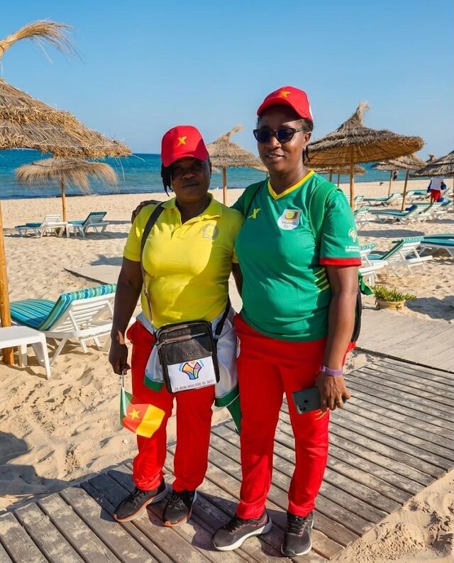 Deux joueuses camerounaises en tenue de la sélection, sur une plage de Tunis